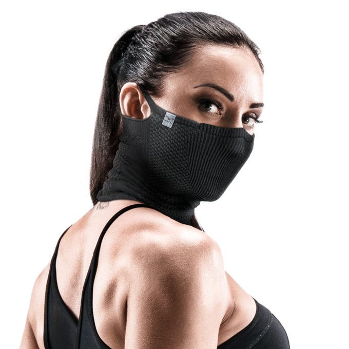 NAROO F5 - modello femminile che indossa una maschera sportiva filtrante per tutte le condizioni atmosferiche, ciclismo, inquinamento, polline, inquinamento