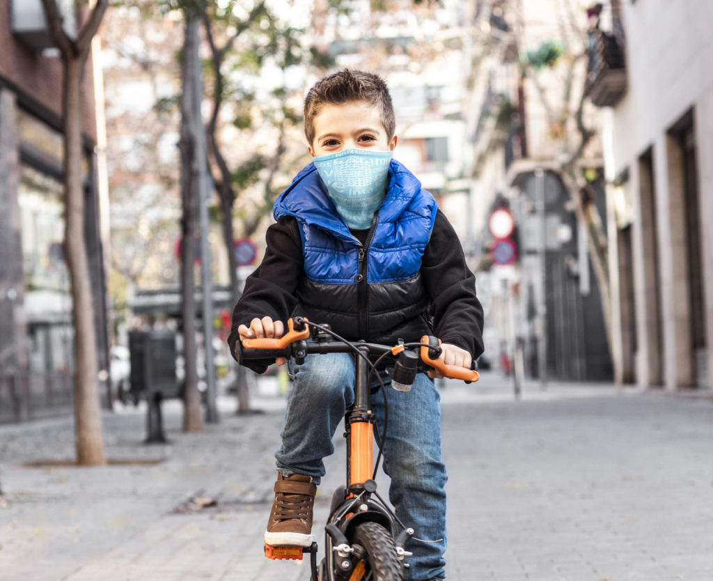 NAROO E9- Kind trägt himmelblaue Gesichtsbedeckung für UV-Schutz, multifunktional zum Wandern, Laufen, Angeln, Motorradfahren