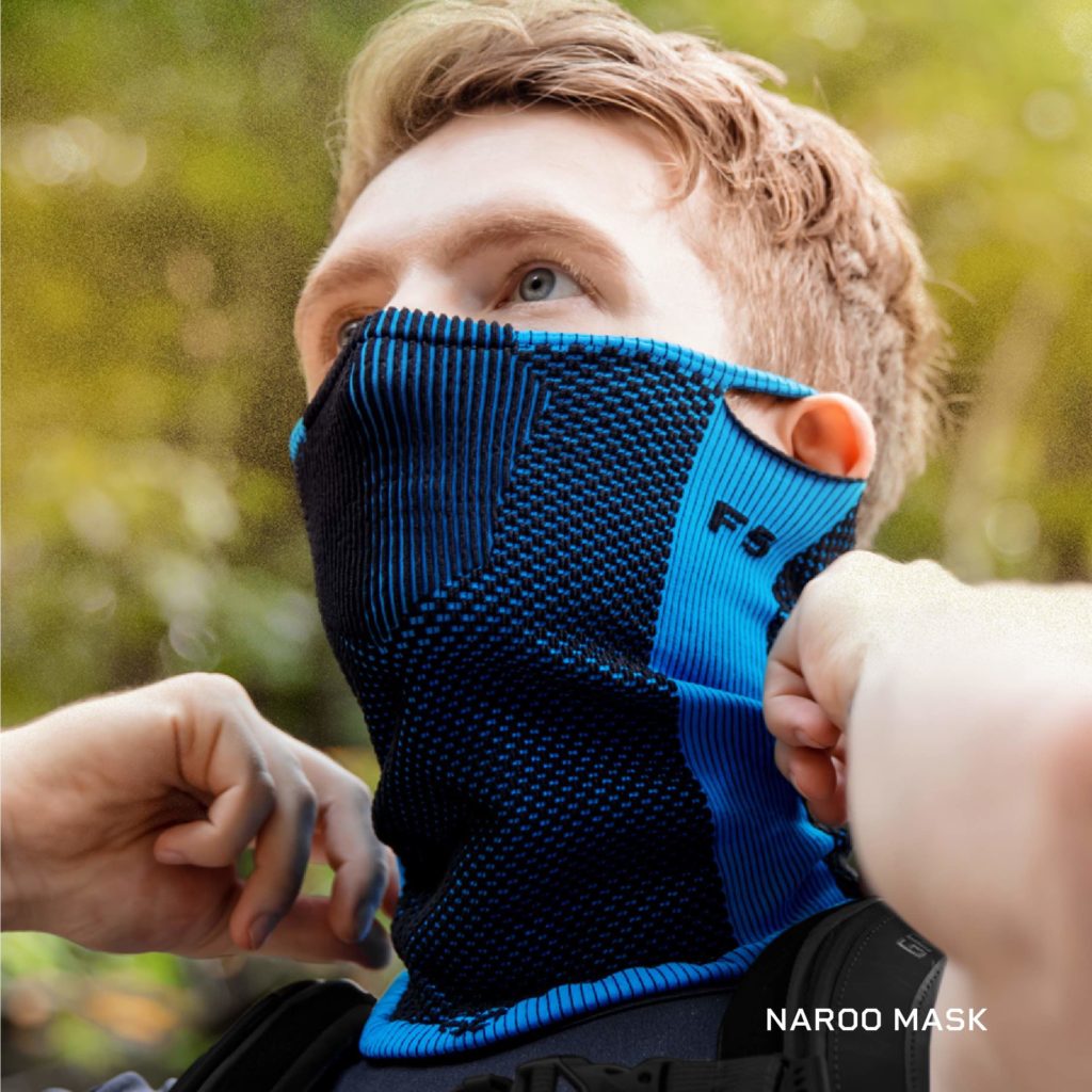 NAROO F5 - Man wearing a blue F5 NAROO sports mask for pollution and pollen for hiking