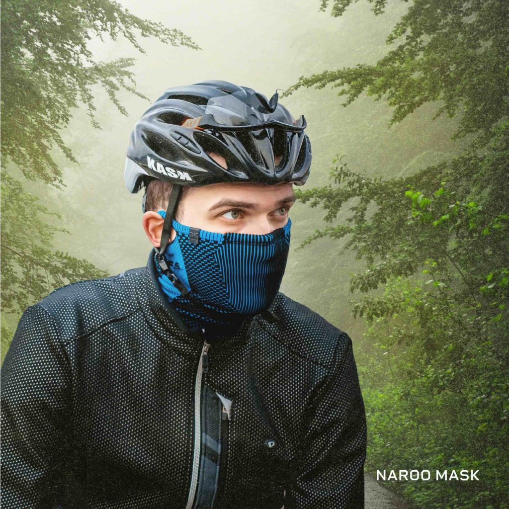 NAROO MASK - Cyclist wearing a F5 sports mask and a black helmet in pollen and forest