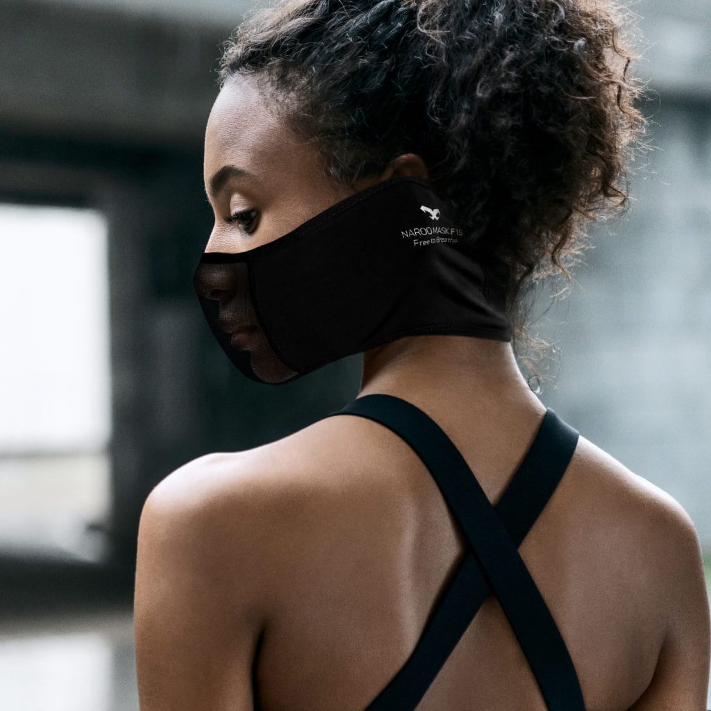 NAROO F1s - mască sport pentru alergarea primăverii și verii în oraș, la soare și căldură. femeie cu spatele la cameră și fața de profil