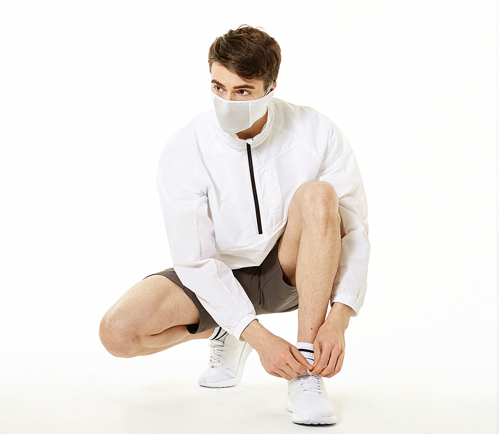 NAROO F1S – weiße filtrierende Sportmaske zum Laufen im Frühling und Pollen, Tomi bindet Schuhe